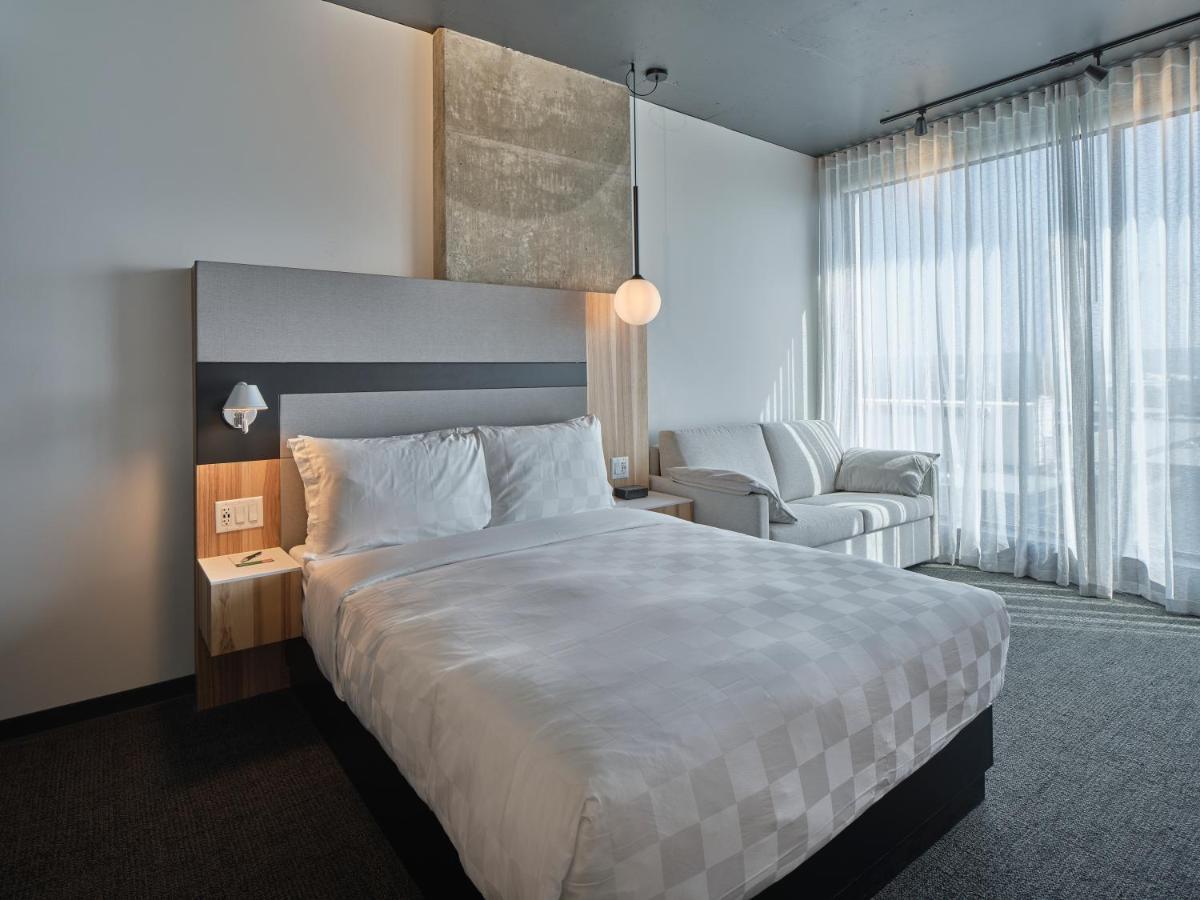 Alt Hotel Calgary University District ภายนอก รูปภาพ